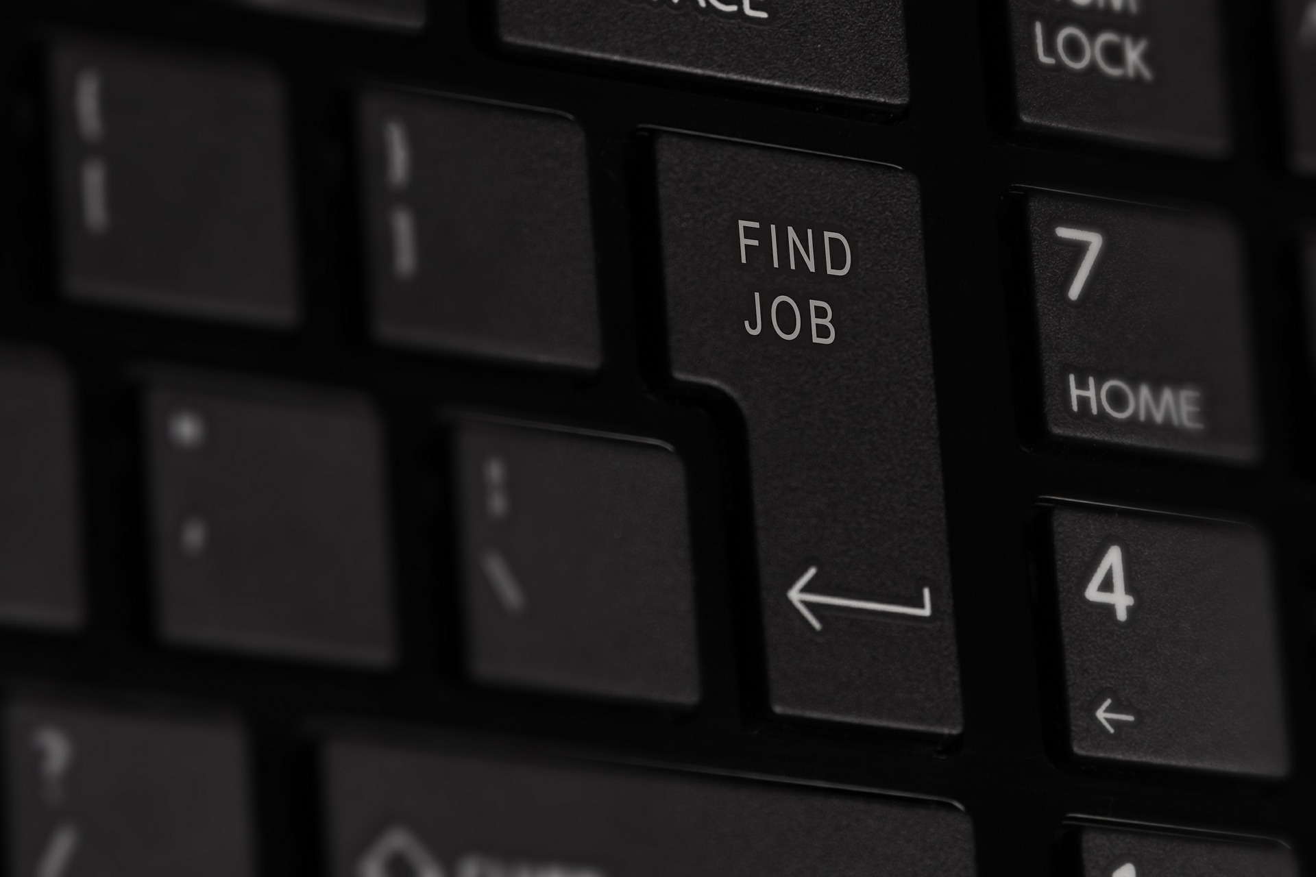 Eine schwarze Tastatur mit der Eingabetaste zu sehen, auf der "Find Job" steht.