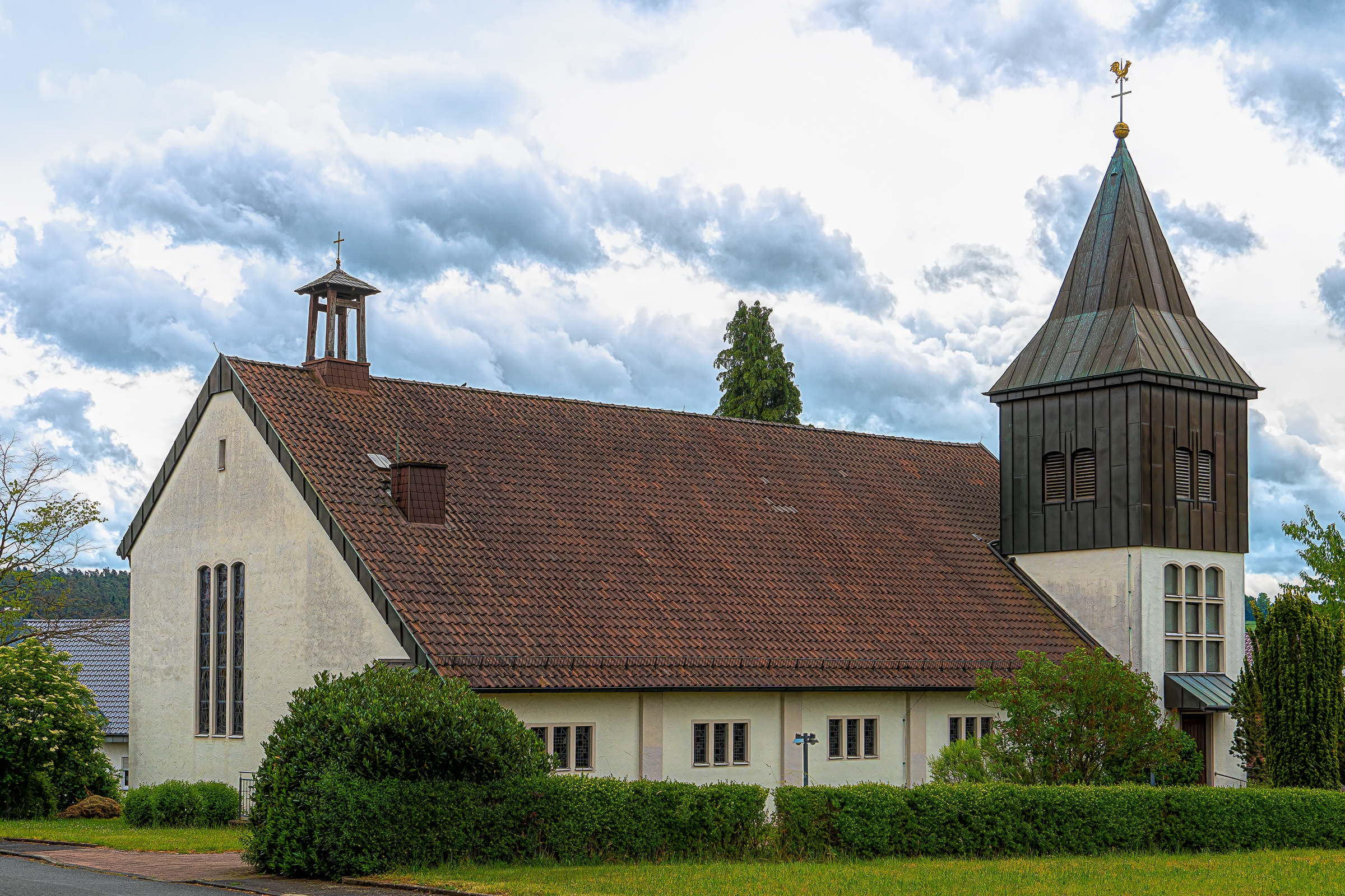 Fotowalk nach Dorfborn Ein weißes Kirchengebäude.