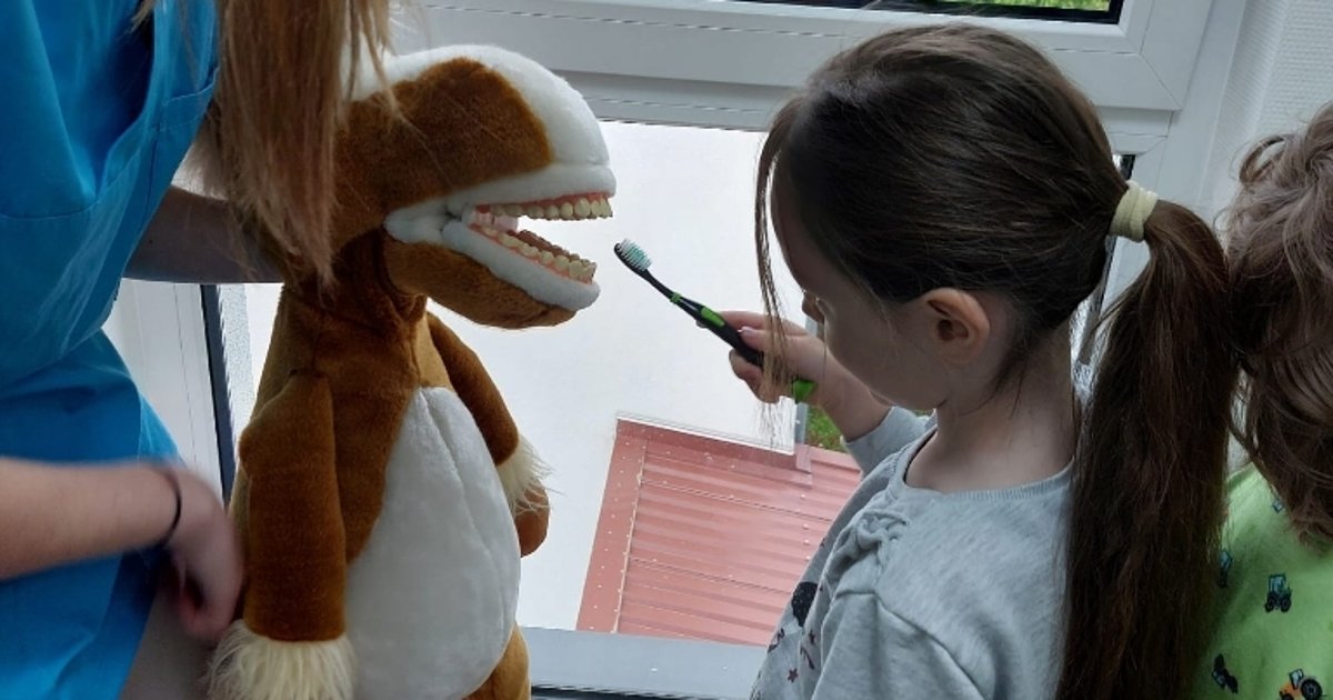  Kindergarten St. Barbara Neuhof: Besuch beim Patenschaftszahnarzt 