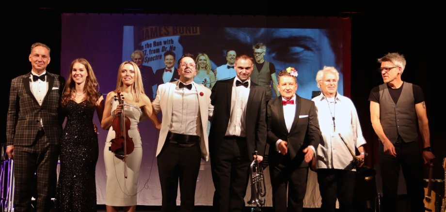 Instapost Bond-Night - 2 Instapost Bond-Night - 2