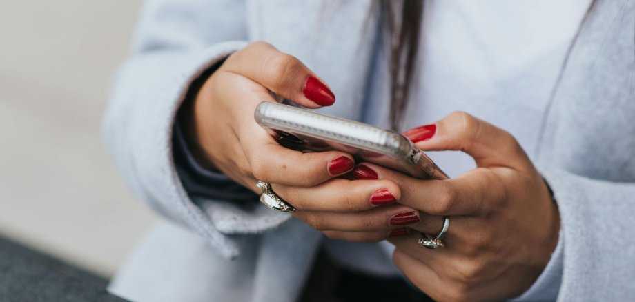 Aktuell treten in Neuhof unseriöse Werbeanrufe auf, bei denen Unternehmen unter falschen Vorwänden zur Buchung von Anzeigen gedrängt werden.


Eine Firma namens „Graphic Vision Media LLC“ gibt vor, eine „Bürgerinfo-Broschüre“ zu erstellen, angeblich in Zusammenarbeit mit der Gemeinde oder dem Landkreis. Tatsächlich gibt es keine Verbindung zur Gemeinde Neuhof.